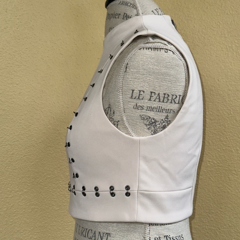 Topshop Cream Structured Crop
Top with Silver Eyelet Detailing Size 6 Like New! - Picture 4 of 9